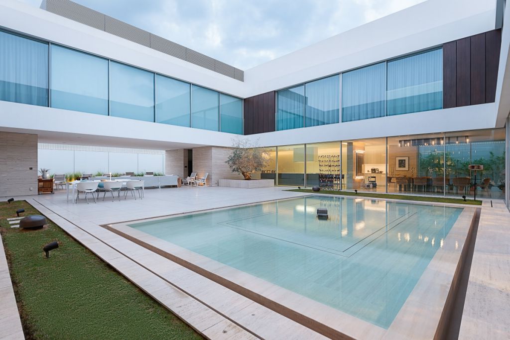 This-Modern-Villa-in-Dubai-was-built-in-the-Highest-Standard-of-Luxury-20