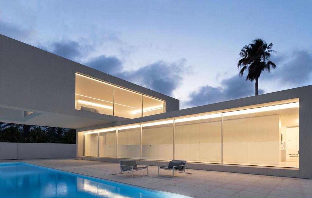 Sand House in Spain  in front of the Mediterranean was designed by Fran Silvestre Arquitectos in Modern style; this house is materialized with two volumes arranged perpendicular to each other. This home located on beautiful lot with amazing views and wonderful outdoor living spaces including patio, pool, garden. 
