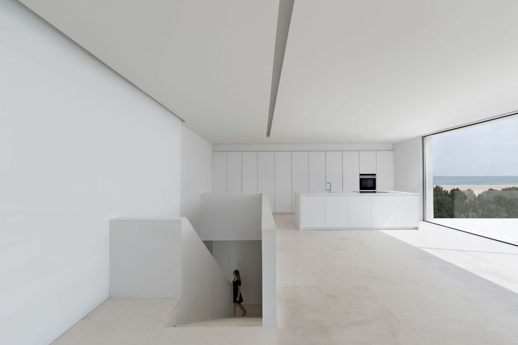 Sand House in Spain  in front of the Mediterranean was designed by Fran Silvestre Arquitectos in Modern style; this house is materialized with two volumes arranged perpendicular to each other. This home located on beautiful lot with amazing views and wonderful outdoor living spaces including patio, pool, garden. 