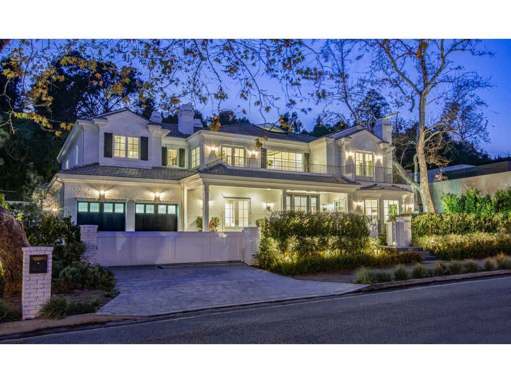 Impressive Estate in Los Angeles has Peaceful Tranquility of Canyon.