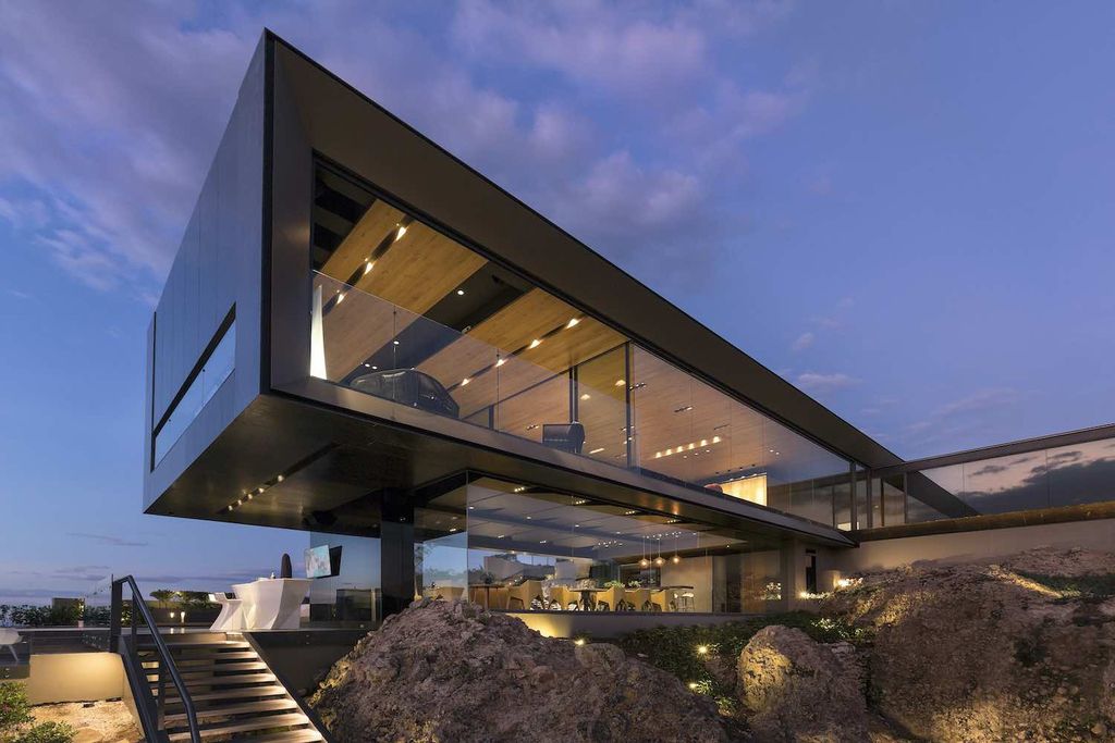 La Roca Home in Mexico was designed by RRZ Arquitectos in Modern style  offers a luxurious living of 1,500 square meter on a rocky hill with great views from every corner. This home located on wonderfully unique 7,500 square meter lot with amazing 360 degree views and incredible outdoor living spaces including patio, pool, garden.