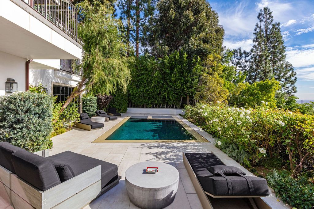The Modern Farmhouse in Los Angeles is a private gated celebrity compound with large motor court in the Sunset Strip now available for sale. This home located at 1500 Forest Knoll Dr, Los Angeles, California; offering 5 bedrooms and 7 bathrooms with over 6,300 square feet of living spaces.
