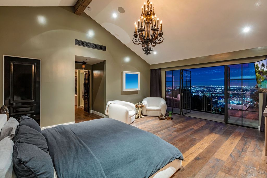 The Modern Farmhouse in Los Angeles is a private gated celebrity compound with large motor court in the Sunset Strip now available for sale. This home located at 1500 Forest Knoll Dr, Los Angeles, California; offering 5 bedrooms and 7 bathrooms with over 6,300 square feet of living spaces.