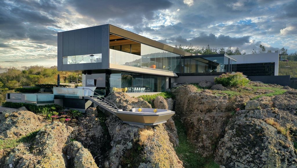 La Roca Home in Mexico was designed by RRZ Arquitectos in Modern style offers a luxurious living of 1,500 square meter on a rocky hill with great views from every corner. This home located on wonderfully unique 7,500 square meter lot with amazing 360 degree views and incredible outdoor living spaces including patio, pool, garden.
