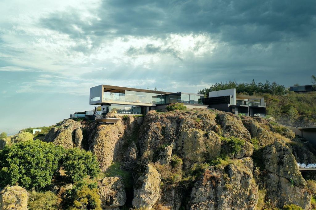 La Roca Home in Mexico was designed by RRZ Arquitectos in Modern style  offers a luxurious living of 1,500 square meter on a rocky hill with great views from every corner. This home located on wonderfully unique 7,500 square meter lot with amazing 360 degree views and incredible outdoor living spaces including patio, pool, garden.