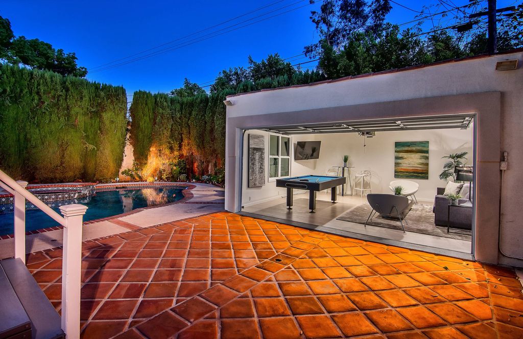 This elegant Spanish style bungalow in 6420 Drexel Ave, Los Angeles was built in 1926 and was renovated in 2017 by 4br Design which is well-known for Modern Luxury Interior Design