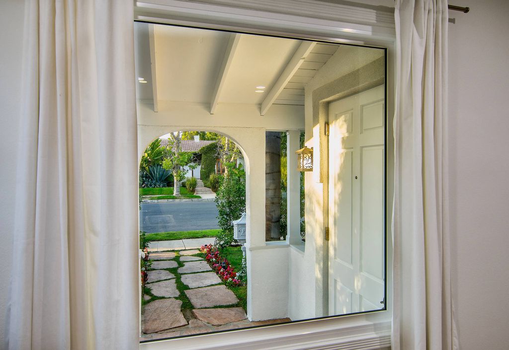 This elegant Spanish style bungalow in 6420 Drexel Ave, Los Angeles was built in 1926 and was renovated in 2017 by 4br Design which is well-known for Modern Luxury Interior Design