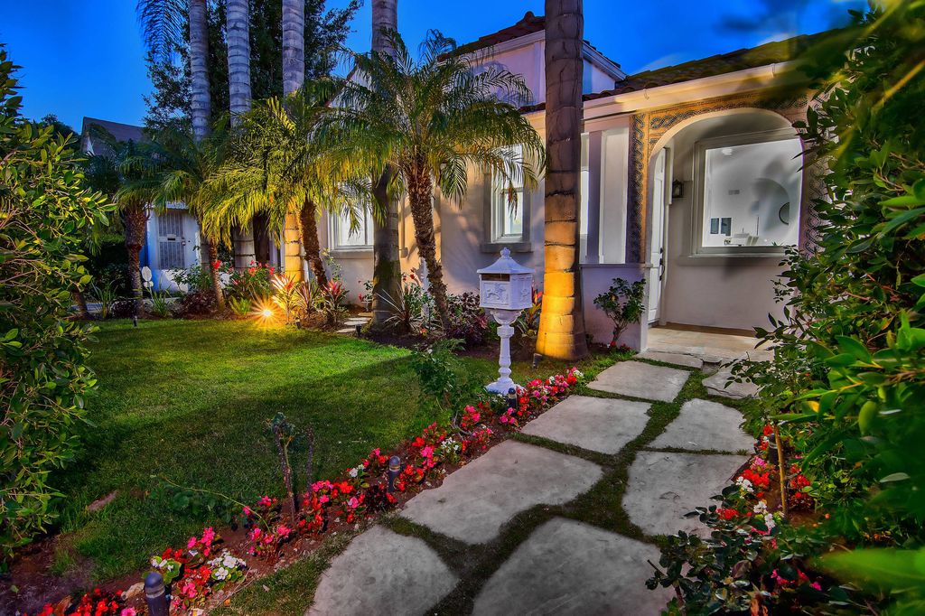 This elegant Spanish style bungalow in 6420 Drexel Ave, Los Angeles was built in 1926 and was renovated in 2017 by 4br Design which is well-known for Modern Luxury Interior Design
