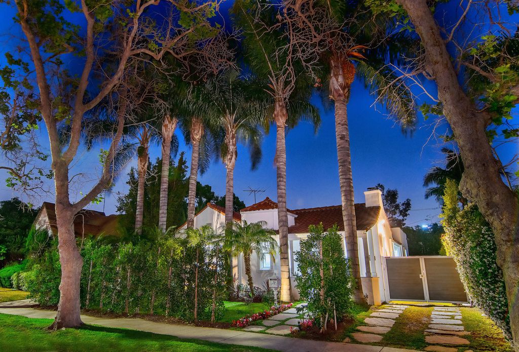 This elegant Spanish style bungalow in 6420 Drexel Ave, Los Angeles was built in 1926 and was renovated in 2017 by 4br Design which is well-known for Modern Luxury Interior Design