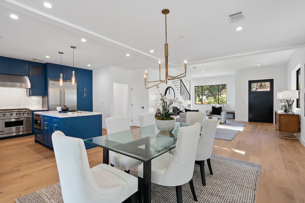 Elegant Interior design of Rancho Park Transitional in Los Angeles, California was made by Meridith Baer Home in Modern transitional style. This design creates functionally spacious indoor living from good finish materials, with impressive decorations and smart amenities.