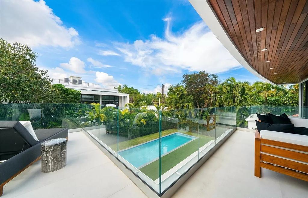 Enjoy-5500000-New-Construction-Modern-Home-in-Miami-Beach-22