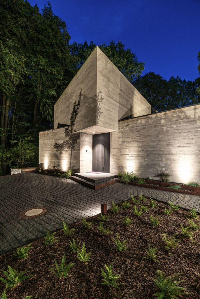 Villa NEO House in Germany was designed by Querkopf Architekten with the concept for an incomparable sense of living in the midst of nature. This house offers a high degree of privacy and protection. 