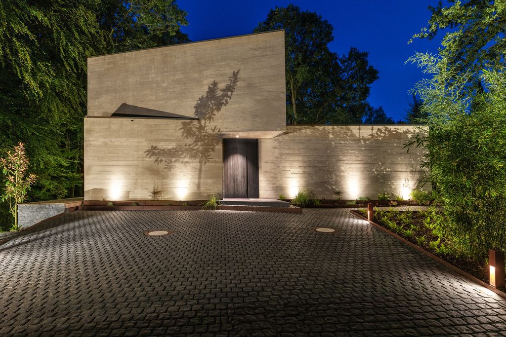 Villa NEO House in Germany was designed by Querkopf Architekten with the concept for an incomparable sense of living in the midst of nature. This house offers a high degree of privacy and protection. 