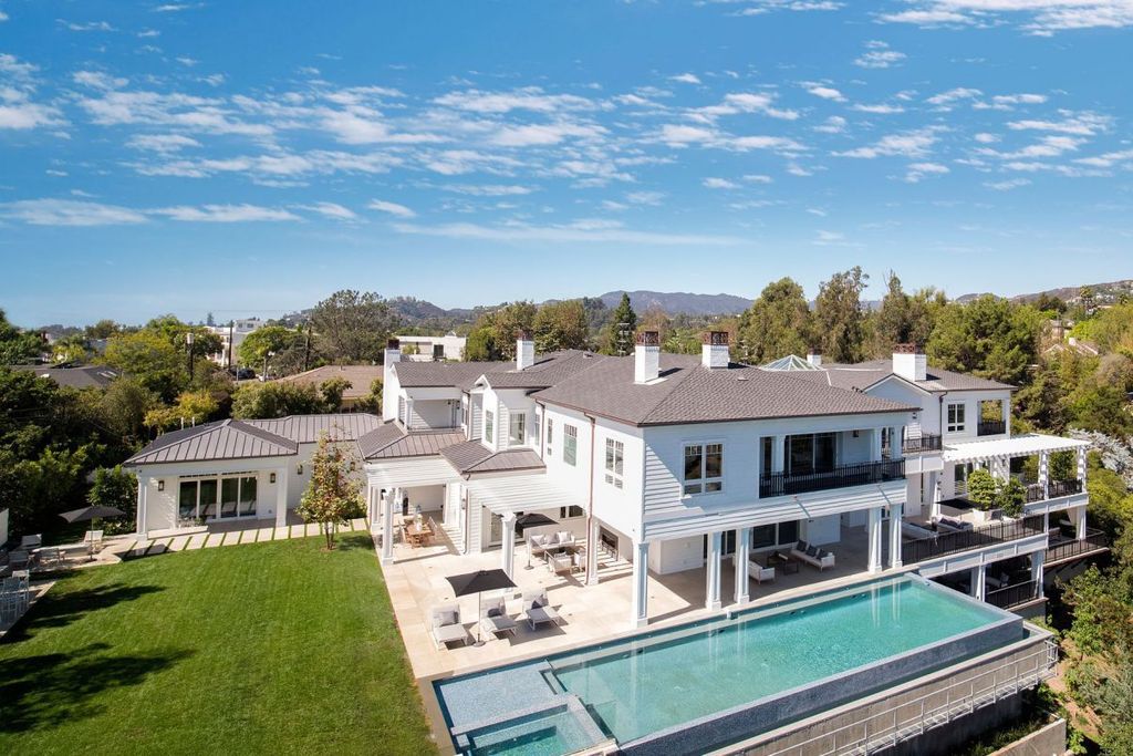 Traditional East Coast Estate in Los Angeles, California