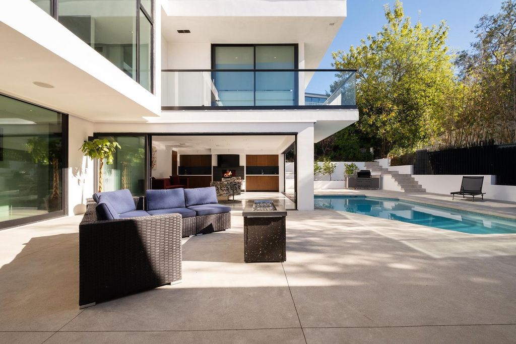 Experience-A-New-Level-of-Luxury-inside-A-4695000-Los-Angeles-Home-10