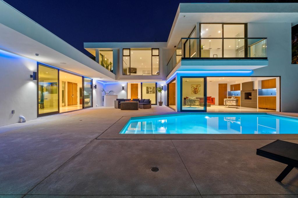 The Los Angeles Home is a Mid-Century Modern retreat boasts jetliner mountain and city views now available for sale. This home located at 8030 Mulholland Dr, Los Angeles, California; offering 3 bedrooms and 6 bathrooms with over 4,500 square feet of living spaces.