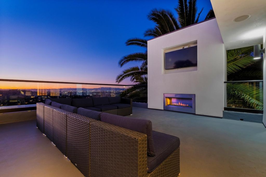 Experience-A-New-Level-of-Luxury-inside-A-4695000-Los-Angeles-Home-44