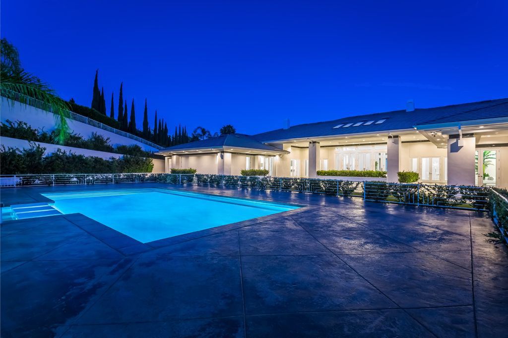 Exquisite Ocean Views Home in California with Solar Panels System