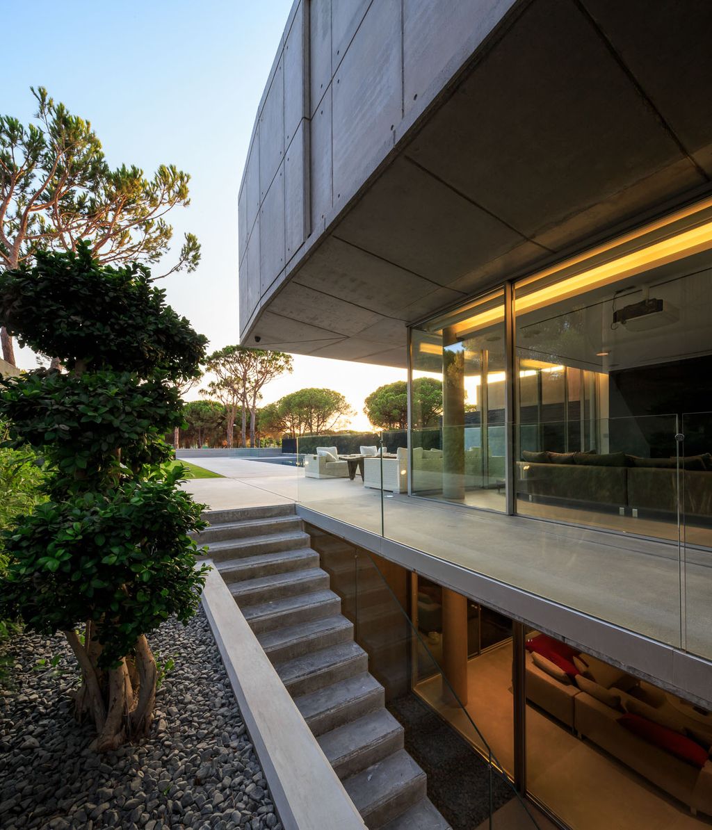 Exquisite-Vilamoura-Villa-in-Portugal-by-Arquimais-Architecture-and-Design-3