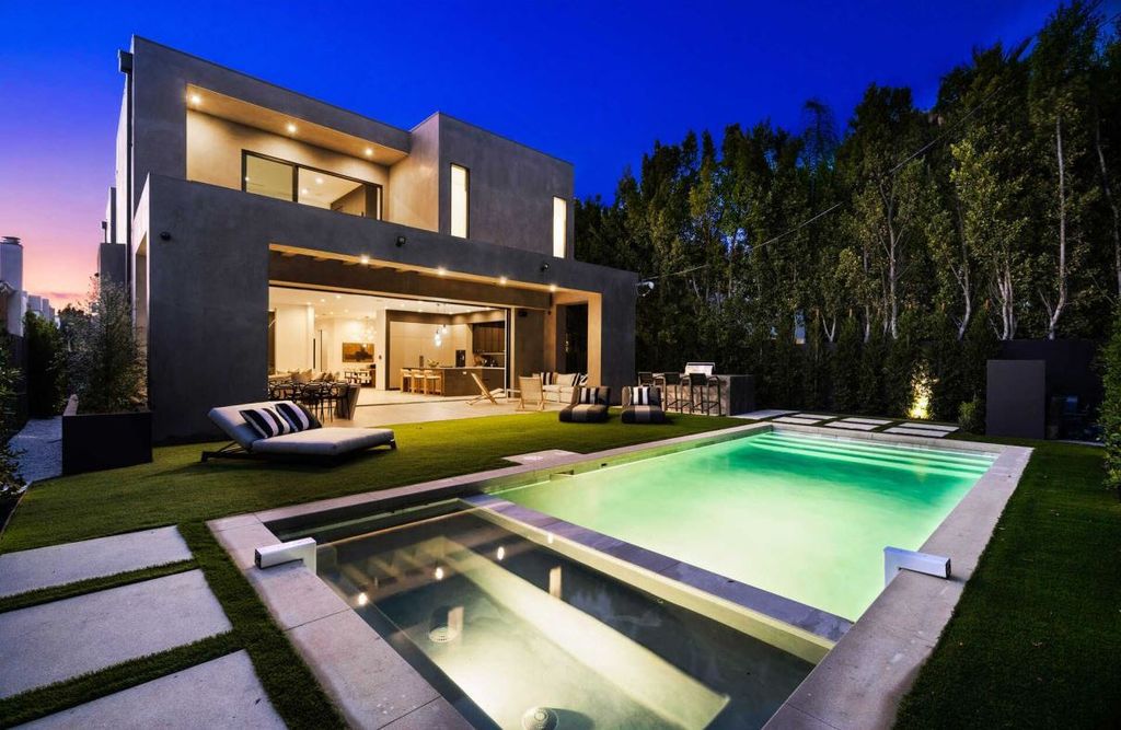 Exquisitely Crafted Residence with dramatic modern detail in Los Angeles