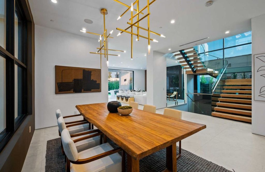 Exquisitely Crafted Residence with dramatic modern detail in Los Angeles