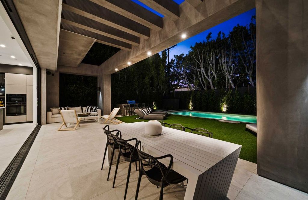 Exquisitely-Crafted-Residence-with-dramatic-modern-detail-in-Los-Angeles-3