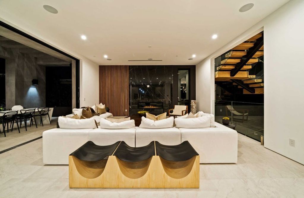 Exquisitely Crafted Residence with dramatic modern detail in Los Angeles