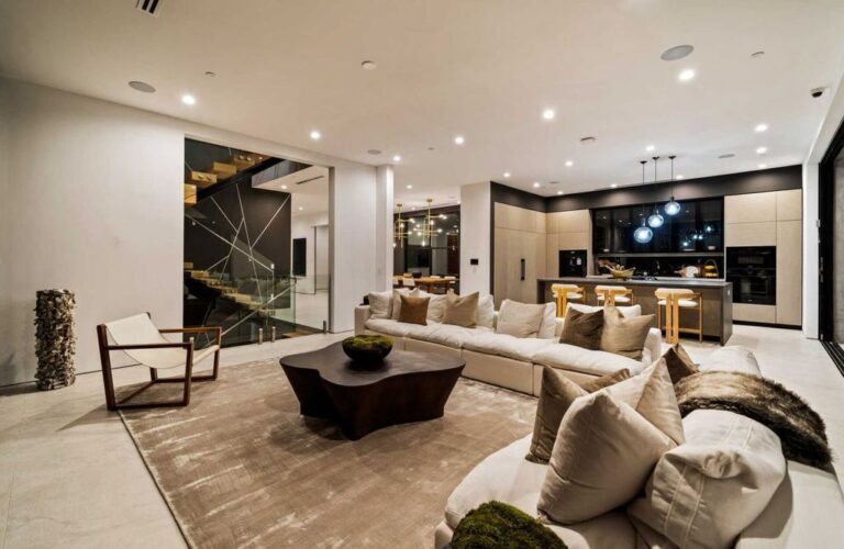 Exquisitely Crafted Residence With Dramatic Modern Detail In Los Angeles