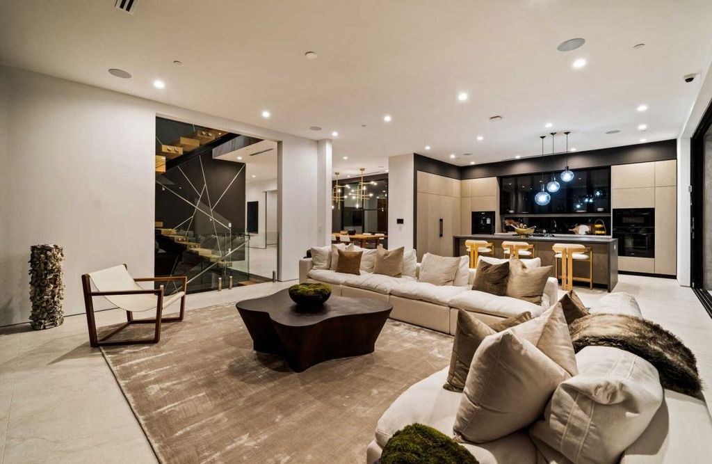 Exquisitely Crafted Residence with dramatic modern detail in Los Angeles