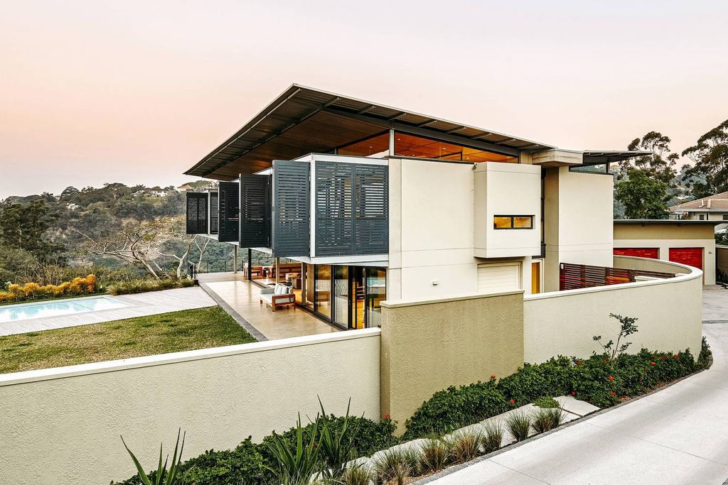 Mansfield House in South Africa was designed by Elphick Proome Architects with simple sustainability principles derive large over-sailing roofs, a screened elevated verandah, extensive rainwater harvesting and use of natural ventilation. 