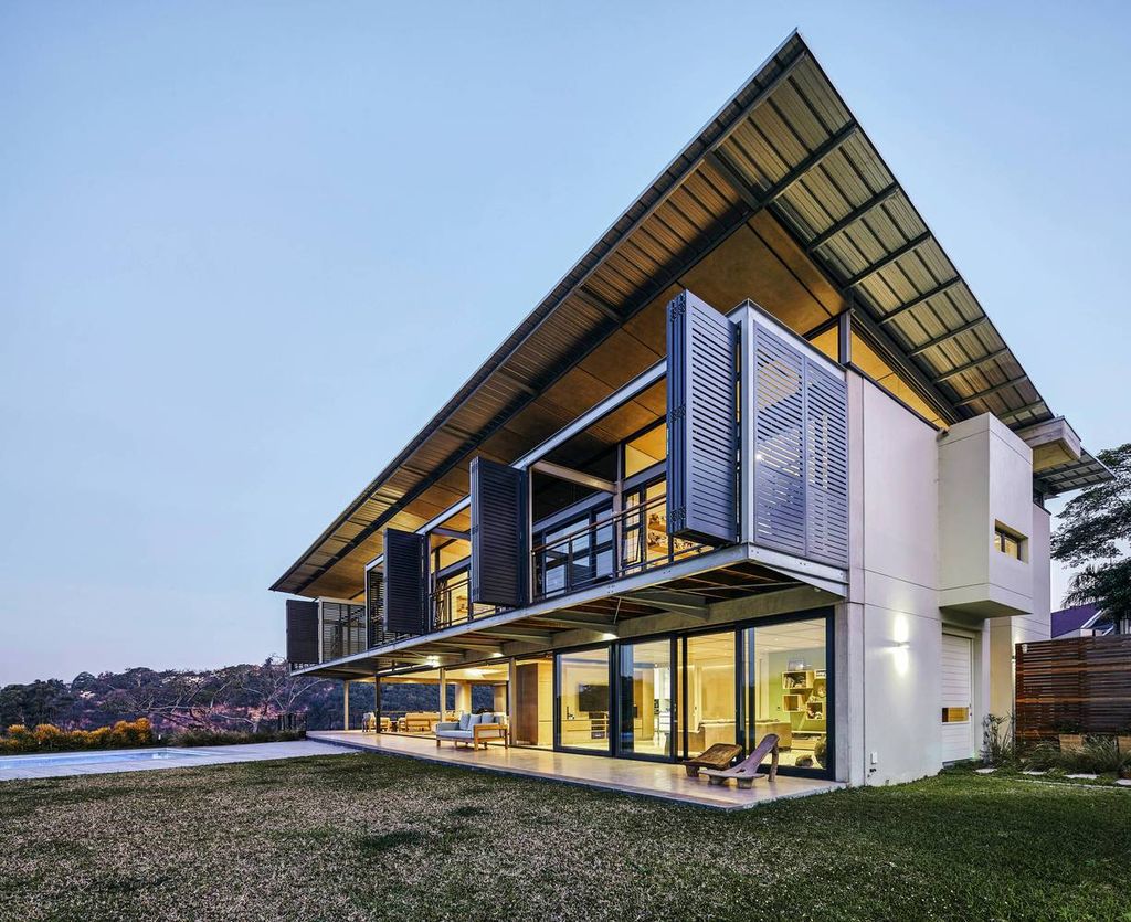 Mansfield House in South Africa was designed by Elphick Proome Architects with simple sustainability principles derive large over-sailing roofs, a screened elevated verandah, extensive rainwater harvesting and use of natural ventilation. 