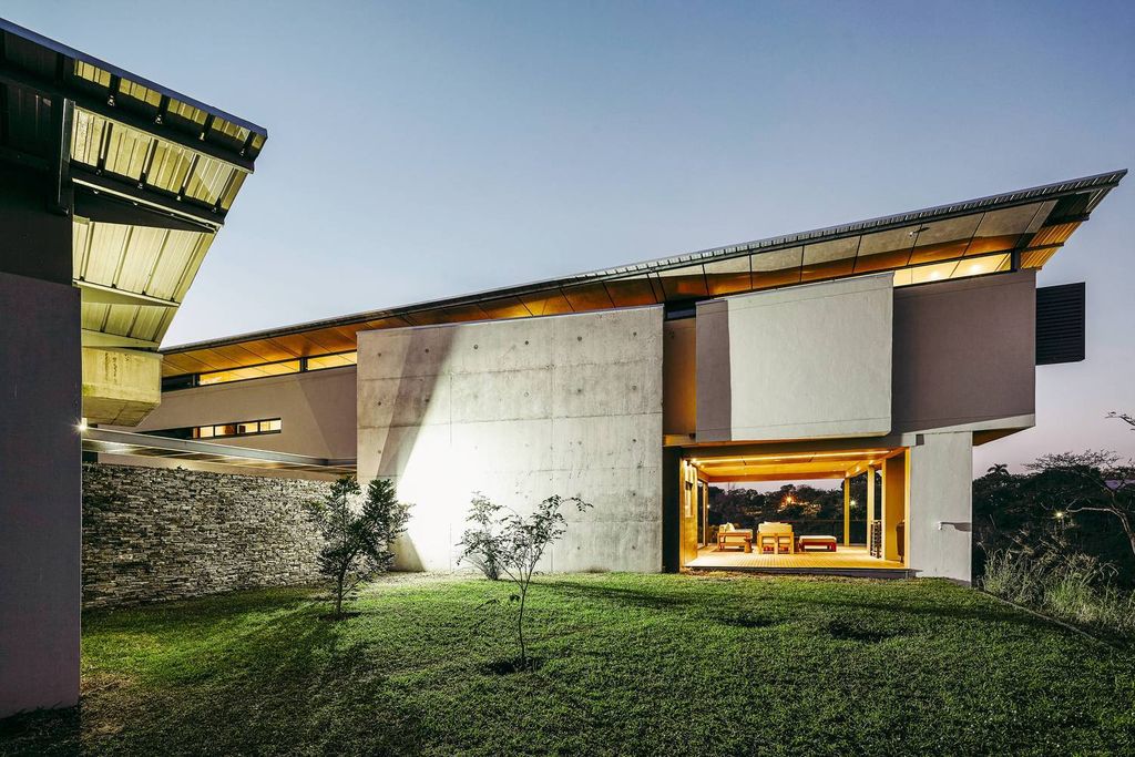 Mansfield House in South Africa was designed by Elphick Proome Architects with simple sustainability principles derive large over-sailing roofs, a screened elevated verandah, extensive rainwater harvesting and use of natural ventilation. 