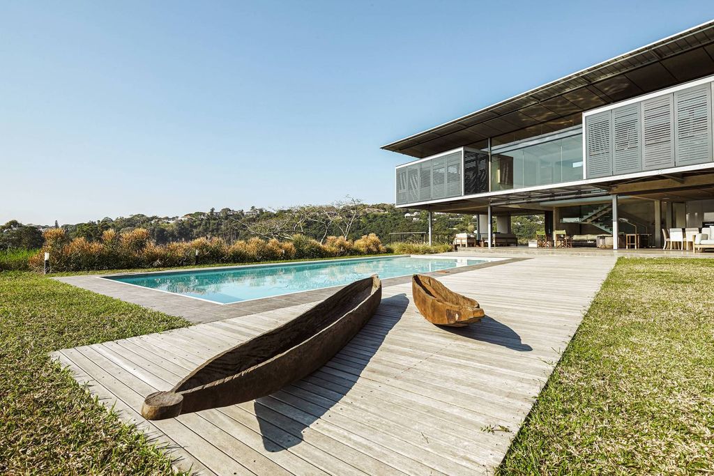 Mansfield House in South Africa was designed by Elphick Proome Architects with simple sustainability principles derive large over-sailing roofs, a screened elevated verandah, extensive rainwater harvesting and use of natural ventilation. 