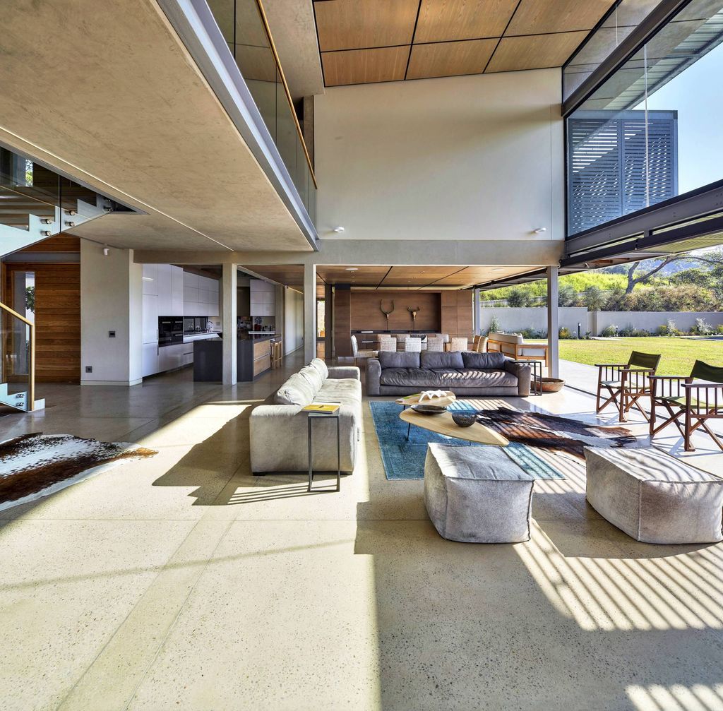 Mansfield House in South Africa was designed by Elphick Proome Architects with simple sustainability principles derive large over-sailing roofs, a screened elevated verandah, extensive rainwater harvesting and use of natural ventilation. 