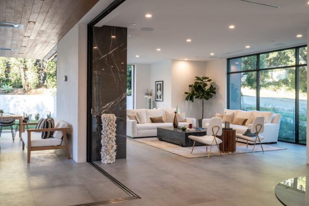 Incredible Brand New House in Los Angeles with Smart Lutron system