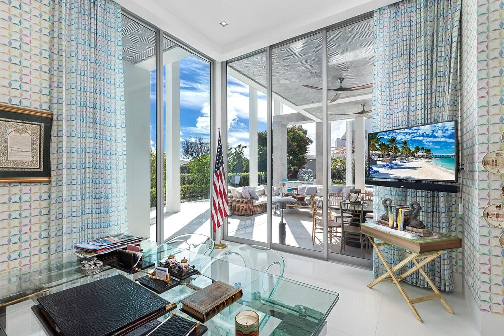 The Boca Raton Home is a South African inspiration and dramatic contemporary design now available for sale. This home located at 7170 Ayrshire Ln, Boca Raton, Florida; offering 4 bedrooms and 7 bathrooms with over 7,500 square feet of living spaces.