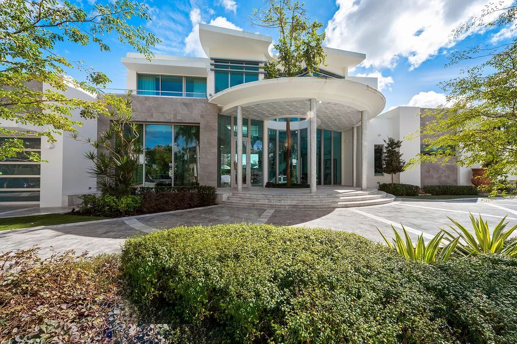 The Boca Raton Home is a South African inspiration and dramatic contemporary design now available for sale. This home located at 7170 Ayrshire Ln, Boca Raton, Florida; offering 4 bedrooms and 7 bathrooms with over 7,500 square feet of living spaces.