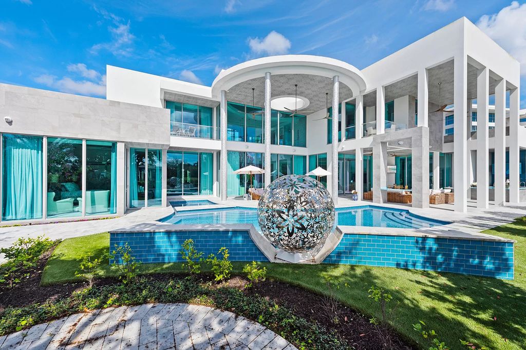 The Boca Raton Home is a South African inspiration and dramatic contemporary design now available for sale. This home located at 7170 Ayrshire Ln, Boca Raton, Florida; offering 4 bedrooms and 7 bathrooms with over 7,500 square feet of living spaces.