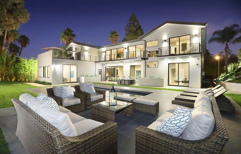 The Contemporary House is a modern masterpiece in prestigious Bel Air with elegant finishes boasts superb indoor, outdoor living now available for sale. This home located at 10825 Vicenza Way, Los Angeles, California; offering 5 bedrooms and 6 bathrooms with over 5,300 square feet of living spaces.