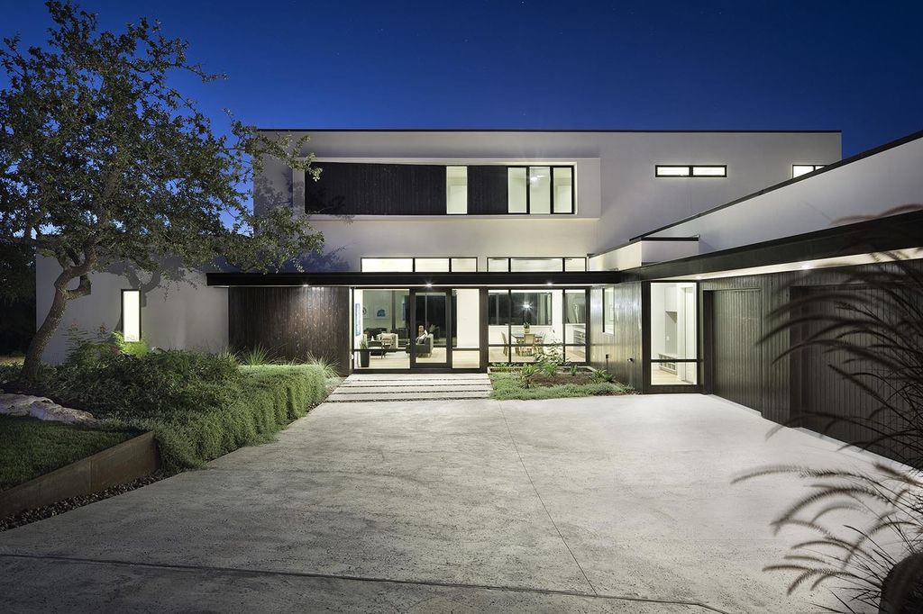 Lakeway House in Austin was designed by Clark Richardson Architects in Modern style with 3 bedrooms and 4 bathrooms on a gently sloping site; The long open floor plan, tall ceilings with ample glazing, and the courtyard parti all work in harmony with passive solar principles and prevailing breezes to allow for an efficient green design