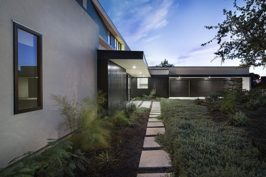 Lakeway House in Austin was designed by Clark Richardson Architects in Modern style with 3 bedrooms and 4 bathrooms on a gently sloping site; The long open floor plan, tall ceilings with ample glazing, and the courtyard parti all work in harmony with passive solar principles and prevailing breezes to allow for an efficient green design