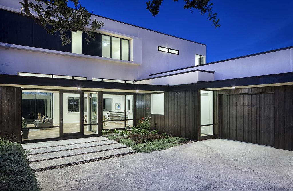 Lakeway House in Austin was designed by Clark Richardson Architects in Modern style with 3 bedrooms and 4 bathrooms on a gently sloping site; The long open floor plan, tall ceilings with ample glazing, and the courtyard parti all work in harmony with passive solar principles and prevailing breezes to allow for an efficient green design