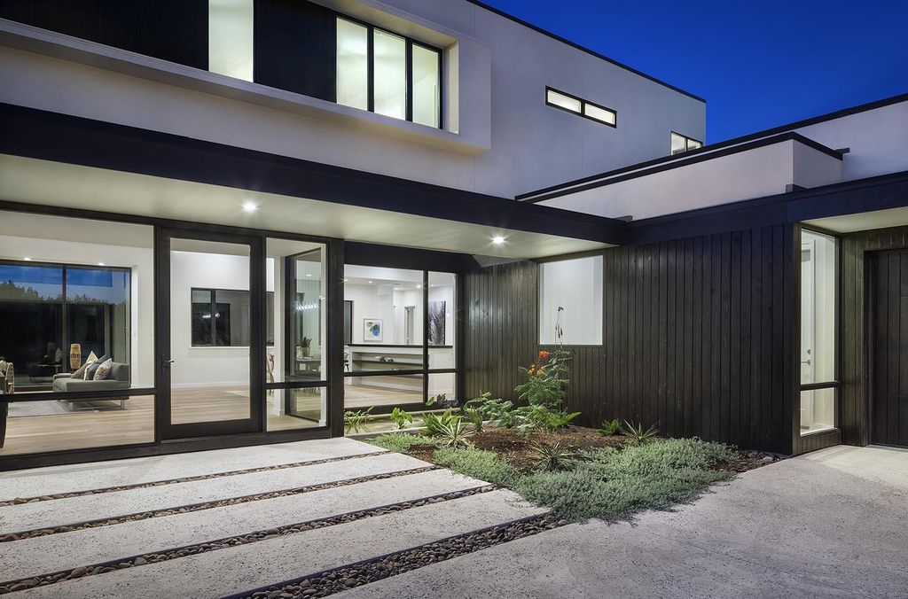 Lakeway House in Austin was designed by Clark Richardson Architects in Modern style with 3 bedrooms and 4 bathrooms on a gently sloping site; The long open floor plan, tall ceilings with ample glazing, and the courtyard parti all work in harmony with passive solar principles and prevailing breezes to allow for an efficient green design