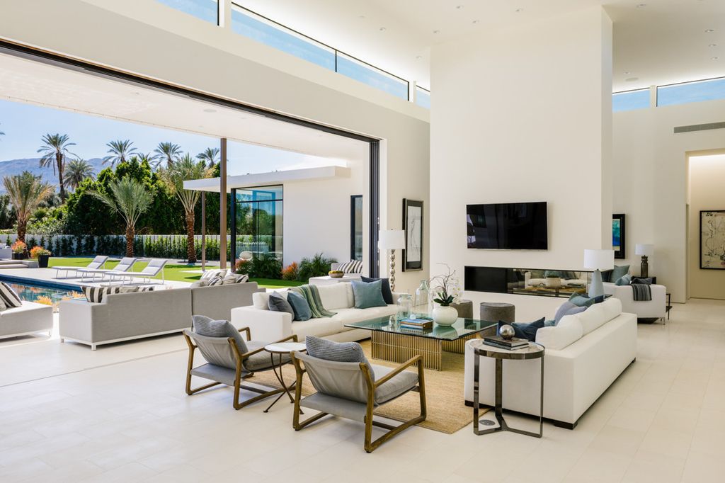 Interior design of Makena Home in Rancho Mirage, California was made by Meridith Baer Home in Modern style. This design creates functionally spacious indoor living from good finish materials, with impressive decorations and smart amenities