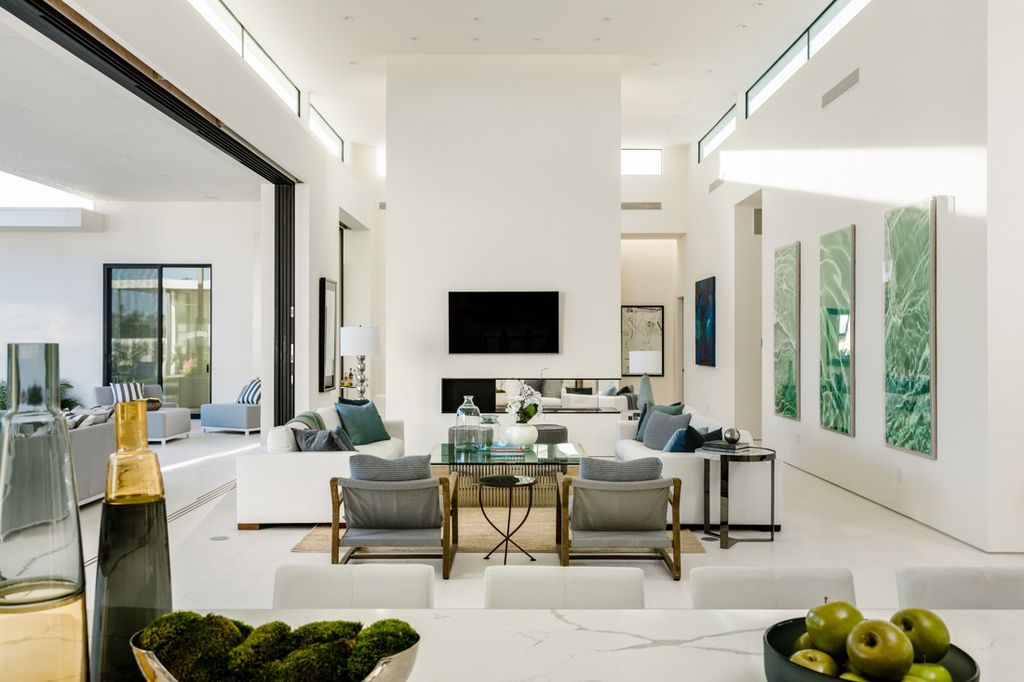 Interior design of Makena Home in Rancho Mirage, California was made by Meridith Baer Home in Modern style. This design creates functionally spacious indoor living from good finish materials, with impressive decorations and smart amenities