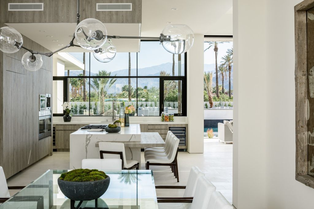 Interior design of Makena Home in Rancho Mirage, California was made by Meridith Baer Home in Modern style. This design creates functionally spacious indoor living from good finish materials, with impressive decorations and smart amenities