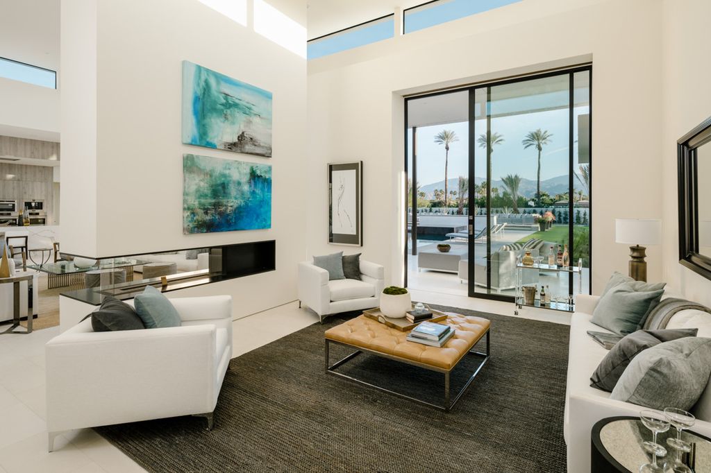 Interior design of Makena Home in Rancho Mirage, California was made by Meridith Baer Home in Modern style. This design creates functionally spacious indoor living from good finish materials, with impressive decorations and smart amenities