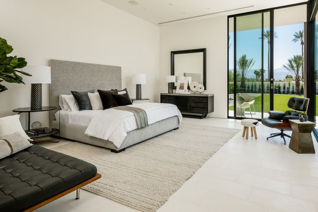 Interior design of Makena Home in Rancho Mirage, California was made by Meridith Baer Home in Modern style. This design creates functionally spacious indoor living from good finish materials, with impressive decorations and smart amenities