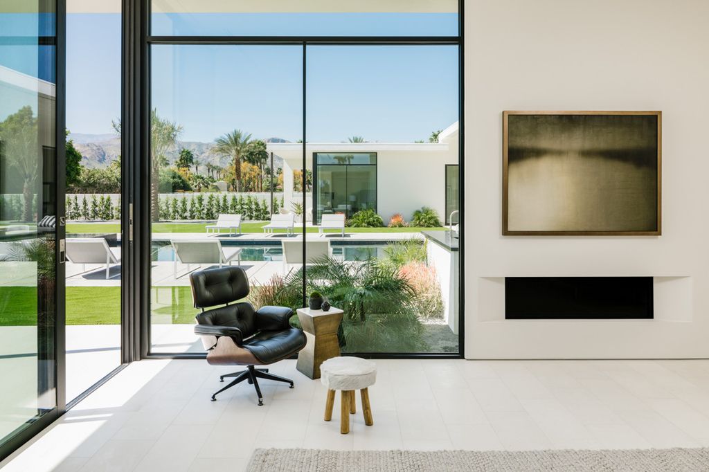 Interior design of Makena Home in Rancho Mirage, California was made by Meridith Baer Home in Modern style. This design creates functionally spacious indoor living from good finish materials, with impressive decorations and smart amenities