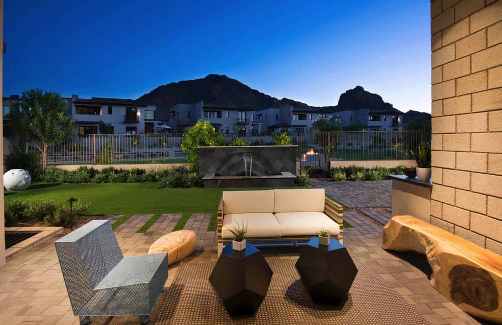 Luxurious-Desert-Home-Showcases-Views-of-Camelback-Mountain-by-Candelaria-Design-14